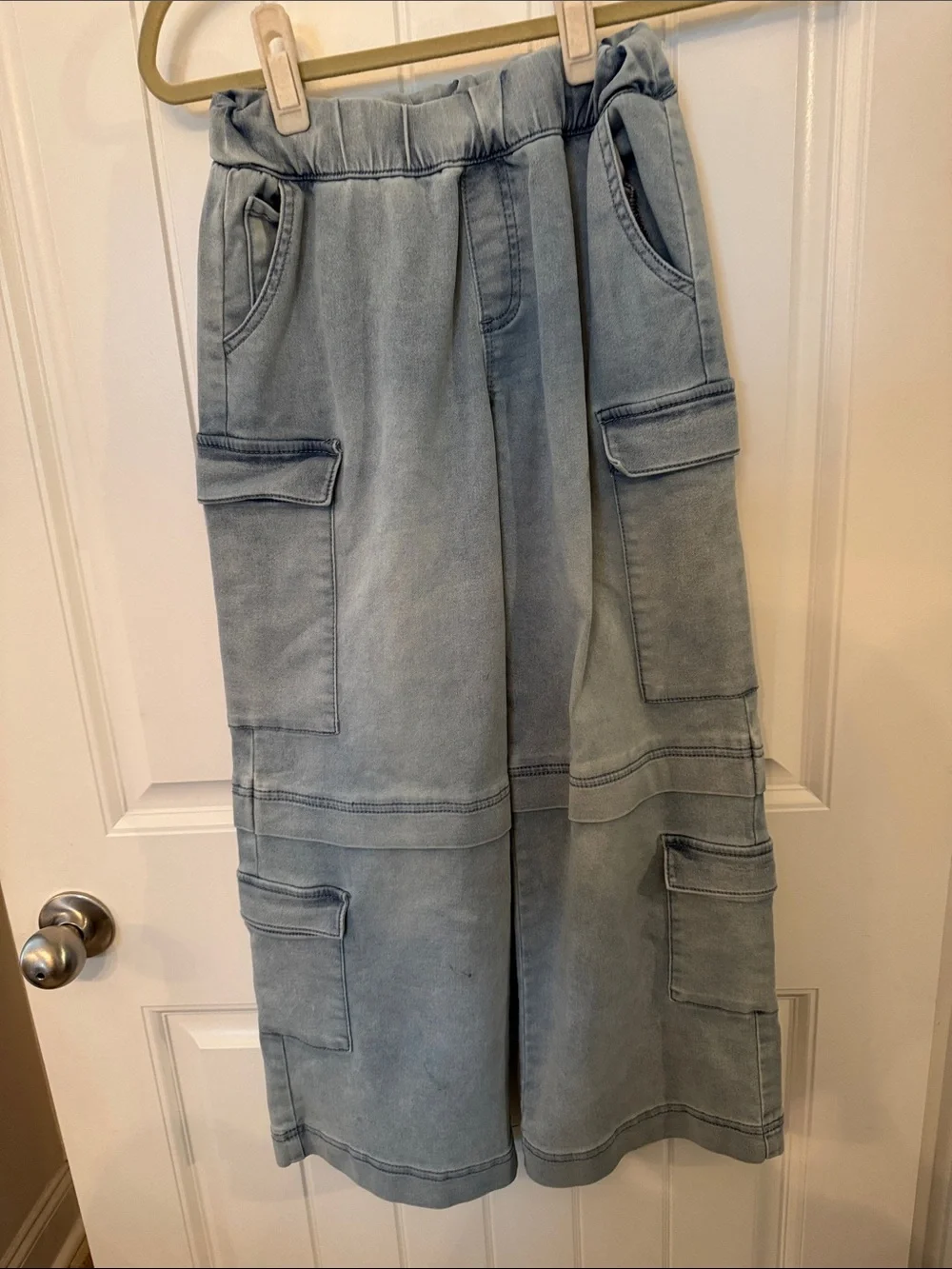 Relaxed Light Blue Men's Cargo Jeans with Wide-Leg Fit